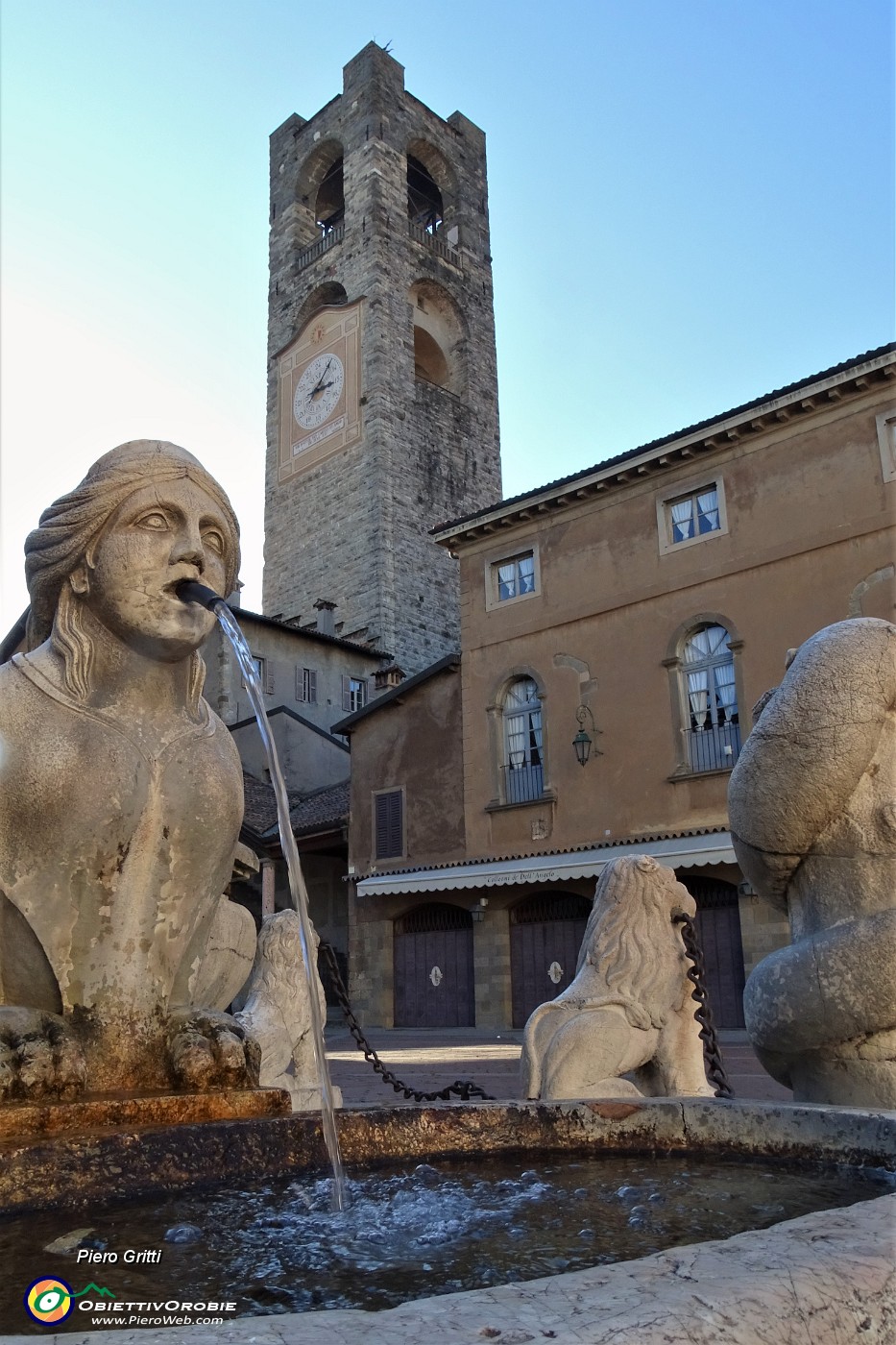 61 Dalla fontana del Contarini in Piazza Vecchia vista sulla Torre Civica che ora vado a salire.JPG